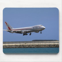747 landing, Honolulu, Hawaii, U.S.A. Mouse Pad