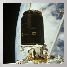 Astronauts capture and repair INTELSAT VI (STS-49) Print