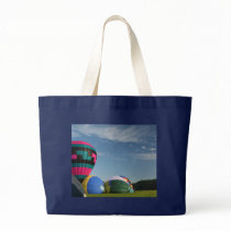 Balloons inflating at xlta event canvas bag