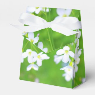 Beautiful white wildflowers gift box favor box