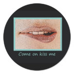 Come on kiss me autocolantes redondos