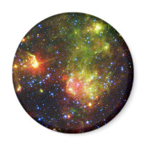Dusty death of a massive star magnets