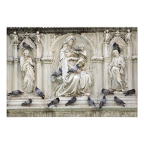 Italy, Tuscany, Sienna. Statues and birds on