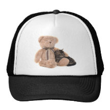 kitten in the arms of a teddy bear casquette