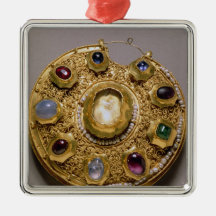 Kolt medallion, gold set with pearls and ornament
