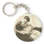 lovers kissing keychain