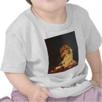Poupée en jaune assise shirt