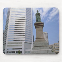 Red Queen Victoria statue, Montreal, Quebec flower Mouse Pads