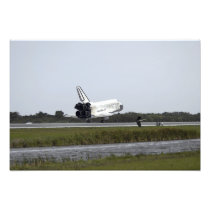 Space Shuttle Discovery touches down Photo Print