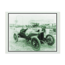 Two men in antique racing car n° 6 Indy 500