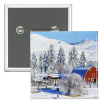 USA, Washington, Methow Valley, Barns in Button