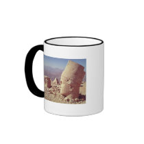 View of a colossal head and an eagle coffee mugs
