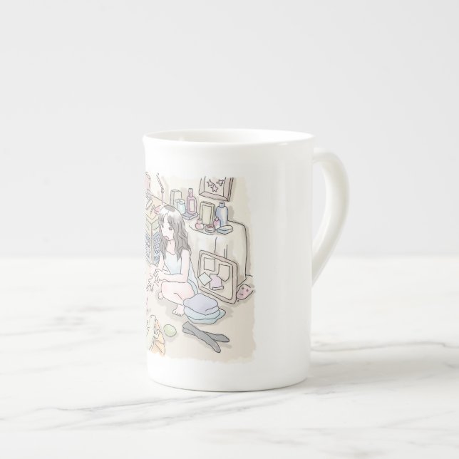 さむごにじ　作業机のある、靴下や衣類の散らばる部屋でしゃがんでいる部屋着姿の女性のイラスト BONE CHINA MUG (Front Right)