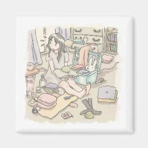さむなしじ　部屋を散らかして、旅行鞄に衣類や物を詰め込んでいる、足を投げ出して座る女性のイラスト MAGNET