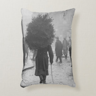 1915: A soldier carrying a christmas tree Decorative Cushion