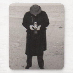 1940s photographer on the beach mouse mat