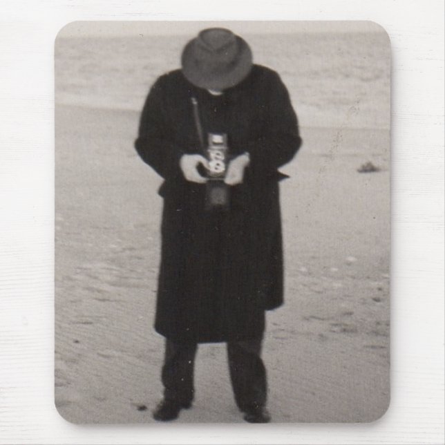 1940s photographer on the beach mouse mat (Front)