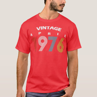 1976 April Vintage Birthday Gif T-Shirt