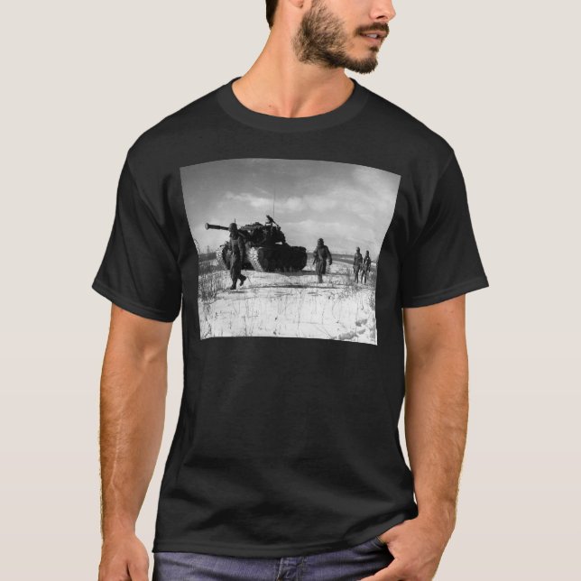 1st Marine Division Moving Through the Chosin T-Shirt (Front)