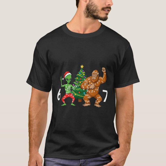 6 7 Meme Christmas Alien Sasquatch Six Seven Fun  T-Shirt (Front)
