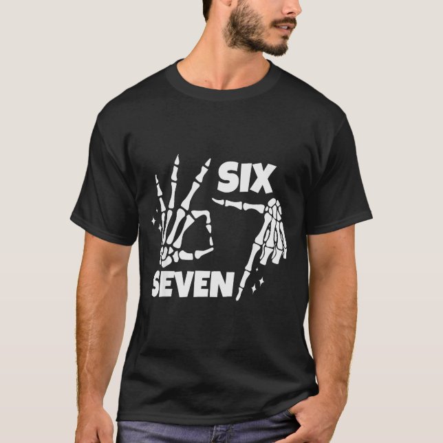 6 7 Meme Funny Skeleton Hands Halloween Couples Si T-Shirt (Front)