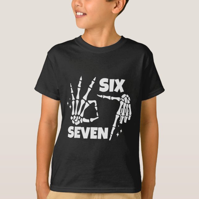 6 7 Meme Funny Skeleton Hands Halloween Couples Si T-Shirt (Front)