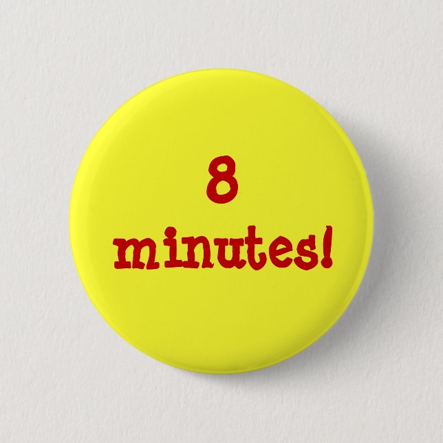 8 minutes! 6 cm round badge (Front)