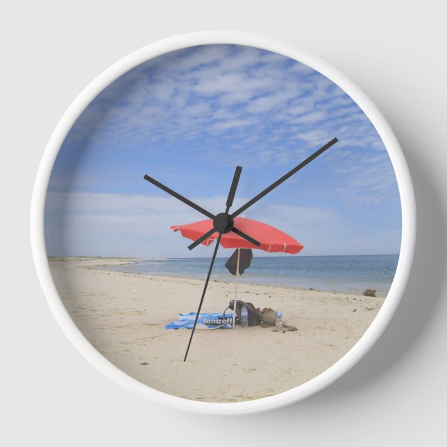A beach umbrella at the sea. clock (Front)