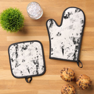 a black and white photo of a black and white photo oven mitt & pot holder set