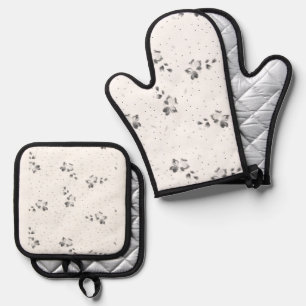 a black and white photo of a bunch of dots oven mitt & pot holder set
