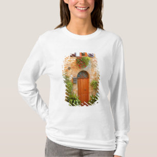 A cat seeks entrance to home in Pienza, Italy. T-Shirt