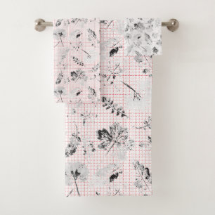 A classic black and white floral wallpaper featur Bath Towel Set