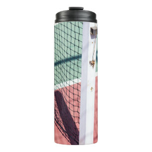 A FOCUSED SHOT OF A POST ON ONE SIDE OF A TENNIS N THERMAL TUMBLER