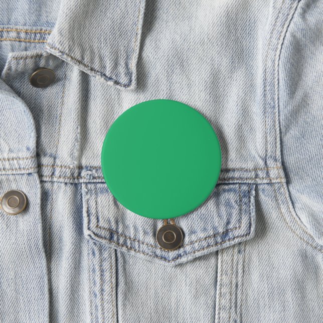 a green background with a white border 7.5 cm round badge (In Situ)