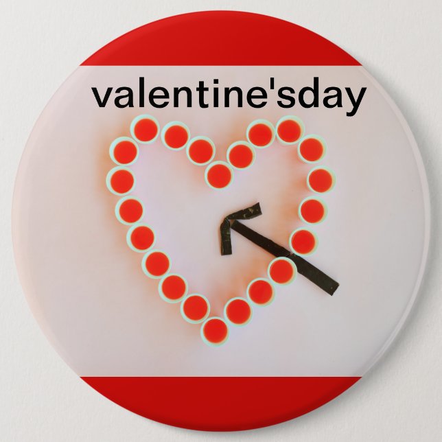 a heart of glasses hit by an arrow on Round Button (Front)