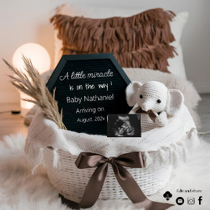 A minimal gender neutral pregnancy announcement 