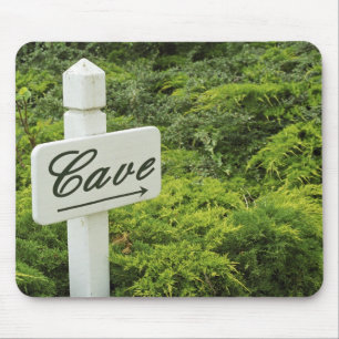 A sign pointing tho the wine cellar (Cave) in Mouse Mat