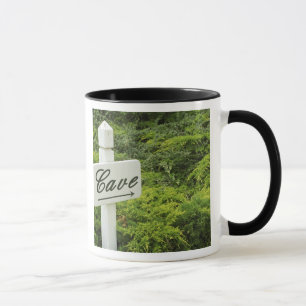 A sign pointing tho the wine cellar (Cave) in Mug