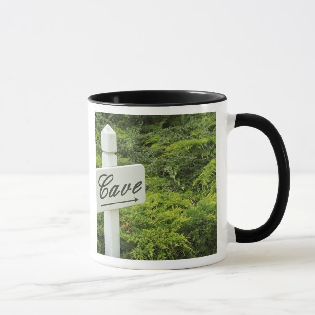 A sign pointing tho the wine cellar (Cave) in Mug (Right)