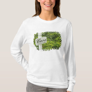 A sign pointing tho the wine cellar (Cave) in T-Shirt