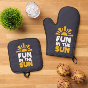 A sign that says fun on the sun oven mitt & pot holder set