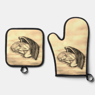 A sleeping Angel on the heavens clouds Oven Mitt & Pot Holder Set