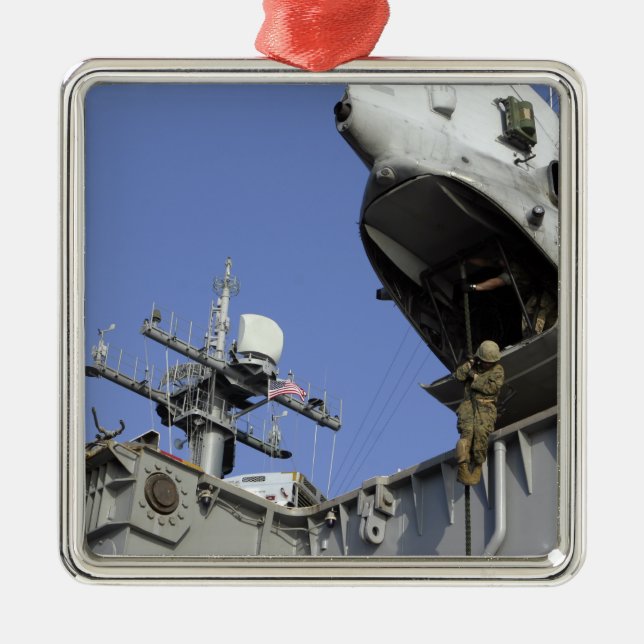 A soldier fast-ropes metal tree decoration (Front)
