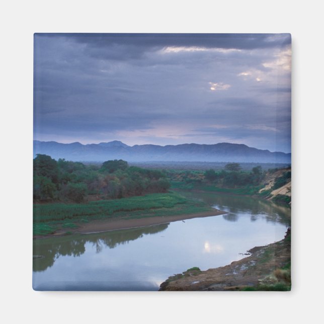 A stormy morning, with threatening clouds magnet (Front)