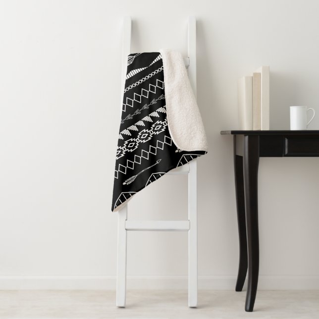 Abstract Black and White Triangles Arrows Pattern Sherpa Blanket (In Situ)