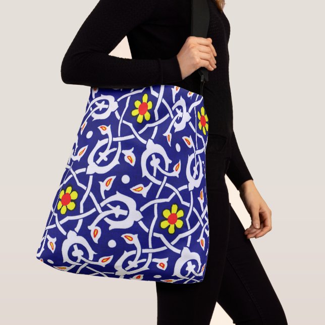 abstract flowers and knots print crossbody bag (Close Up)