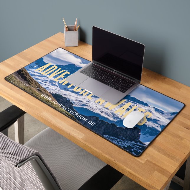 Adventure awaits Bergpanorama Desk Mat (Office 2)