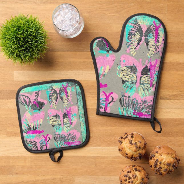 Aim is Critical Oven Mitt & Pot Holder Set (Top Down)