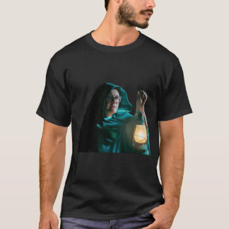 Alan Carr Celebrityraitors Lantern Cloak Meme girl T-Shirt