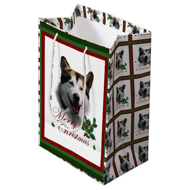 Alaskan Malamute Christmas Medium Gift Bag (Front Angled)